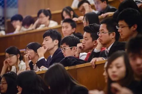 جمعی از دانشجویان چینی