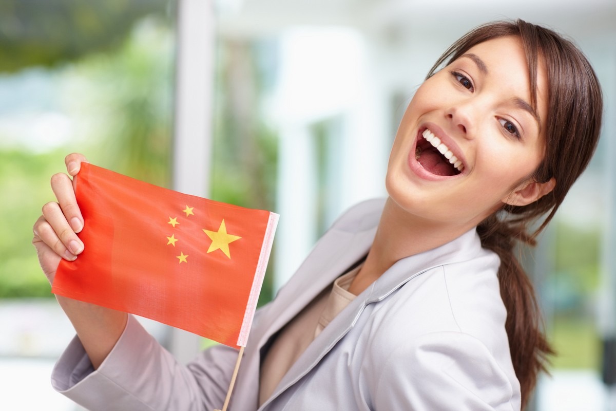 دانشجوی چینی به همراه پرچم کشور چین